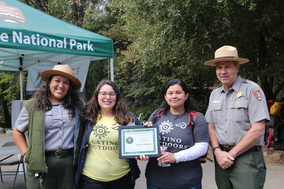 yos NPS Photo Park Ranger Sandy Hernandez and Superintendent Michael Reynolds Honor Latino Outdoors Volunteer Group of the Year