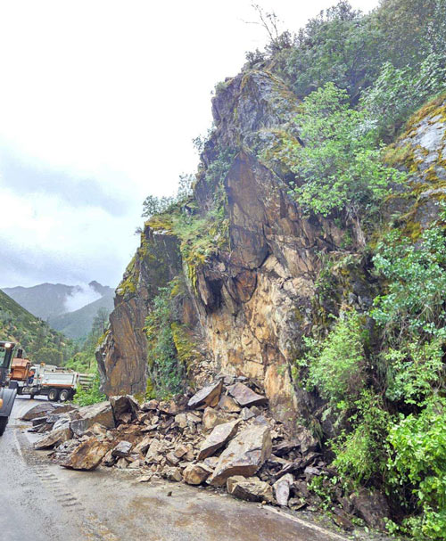 Caltrans rockslide 140