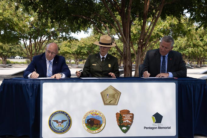Memorial-at-Pentagon-Signing